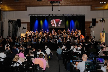 Veliki koncert Glasbene šole Rošer navdušil polno dvorano v Kotljah (17)